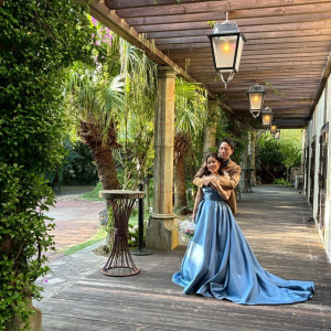 式後、披露宴会場から見える庭での撮影|778030さんのTHE LUIGANS Spa & Resort(ザ・ルイガンズ.スパ&リゾート)の写真(2573843)