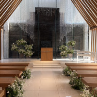 扉を開いたら正面に滝が流れていて、自然光が入ってとても綺麗。