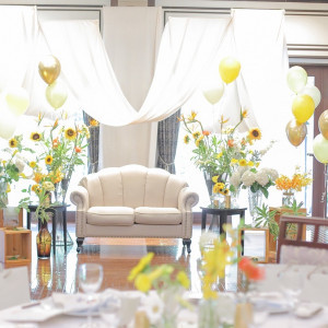 ソファー席で周りは風船やひまわりなどで装飾|778091さんのfelizcreer(フェリスクレール)の写真(2574102)