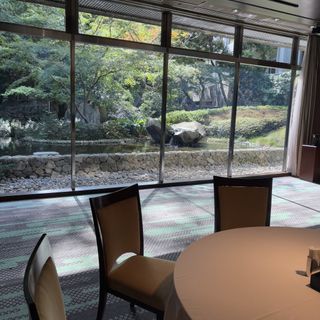 窓が大きく庭園が見え、自然光がかなり入ります！
