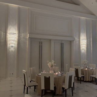 上の部分に見えるところにスクリーンが下りてきます。