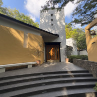 チャペルの入り口です。ここでフラワーシャワーを実施します。