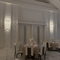 上の部分に見えるところにスクリーンが下りてきます。