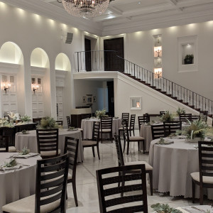 階段があり、そこから登場する演出ができる|778128さんのガーデンヒルズ迎賓館(松本)/テイクアンドギヴ・ニーズウェディングの写真(2574396)