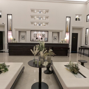 ゲストが来場して最初に入るフロント|778128さんのガーデンヒルズ迎賓館(松本)/テイクアンドギヴ・ニーズウェディングの写真(2574397)