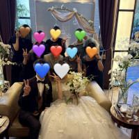 披露宴で、新郎新婦と撮った写真です。