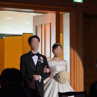 披露宴入場。新婦はロールカラーをつけて、ティアラに変更