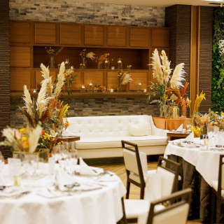 披露宴会場の新郎新婦の席