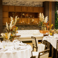 披露宴会場の新郎新婦の席