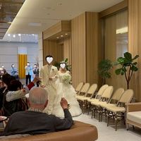 アニヴェルセルカフェの横を通ってページェント