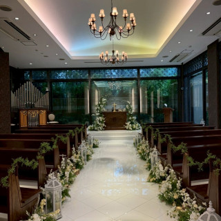 大きな窓で緑が映えるチャペル