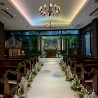 大きな窓で緑が映えるチャペル