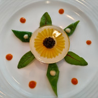 前菜です。パプリカでひまわりが作られています。