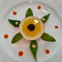 前菜です。パプリカでひまわりが作られています。