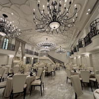 白を基調とした披露宴会場。階段があり、そこから入場できる。