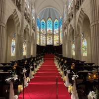 ステンドグラスがとても綺麗。天井高もかなりあり開放的。