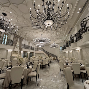 白を基調とした披露宴会場。階段があり、そこから入場できる。|778220さんのカサ・デ・アンジェラの写真(2574586)