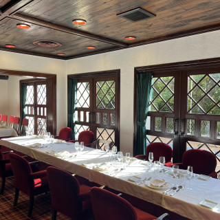 大きな窓から見える緑と赤い絨毯が印象的です