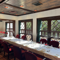 大きな窓から見える緑と赤い絨毯が印象的です