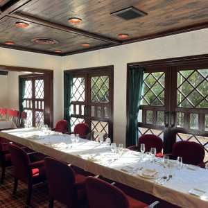 大きな窓から見える緑と赤い絨毯が印象的です|778264さんの北野異人館 旧クルペ邸の写真(2574694)