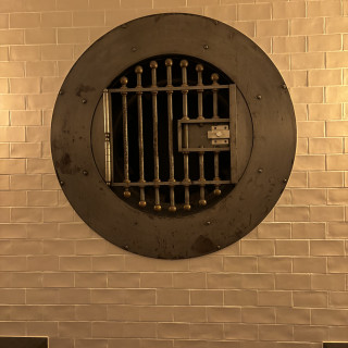 奥の部屋にあった金庫の跡