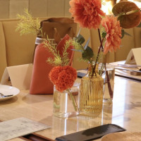 卓ごとに色分けした花