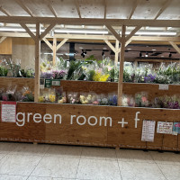 入り口にある花屋で当日、ウェルカムスペースの花を買いました