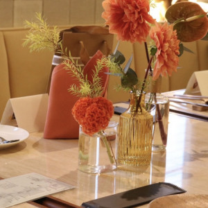 卓ごとに色分けした花|778266さんのCUCINA Pagina(クッチーナ パージナ)の写真(2575032)