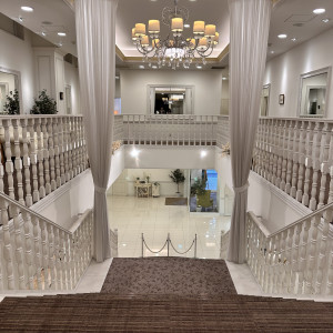 ここで集合写真や、フラワーシャワーをすることができるようです|778294さんのGRAN SUITE(グラン スイート)/FIVESTAR WEDDINGの写真(2574768)