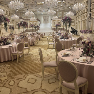 大きな階段のある披露宴会場です。