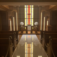 床に反射するステンドグラスが素敵です