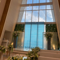 90名くらい座れるそうです。空からの光が入ってきていて素敵。