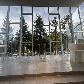 挙式会場です。陽の光が本当に明るく温かく感じます。