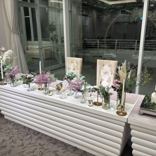 披露宴会場の新郎新婦席（テーブルスタイル）