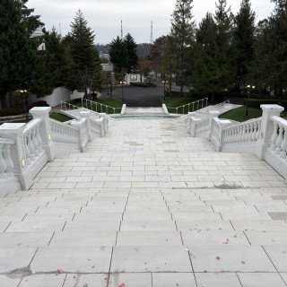 大階段を見下ろした様子