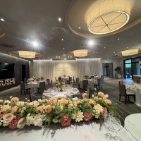 一つ目の披露宴会場の新郎新婦席からゲスト席を見たときの様子