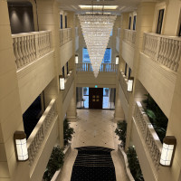 大階段を見下ろした様子