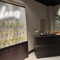 三つ目の披露宴会場のバーカウンターと軽食テーブル