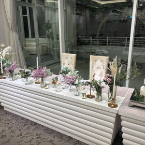 披露宴会場の新郎新婦席（テーブルスタイル）|778347さんのGRAN SUITE（グラン スイート）/FIVESTAR WEDDINGの写真(2574936)