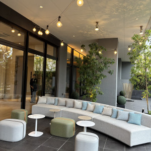 一つ目の披露宴会場のテラスソファ|778347さんのセントジェームスクラブ迎賓館仙台の写真(2575086)