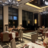 重厚感のある広い披露宴会場