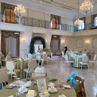 披露宴会場。ガーデン側の窓のカーテンを開けた状態。