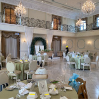 披露宴会場。ガーデン側の窓のカーテンを開けた状態。