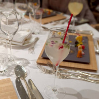 ウェルカムドリンクを持ってテーブルまで