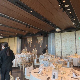 披露宴会場の壁と床は、茶色っぽい色がベース。