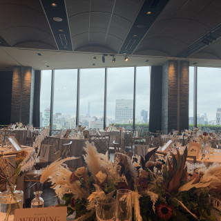 披露宴会場。90名ほどの式の前。