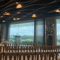 カーテンが開いた挙式会場