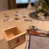 ひのきの香りがよすぎる升。会場全体も緑が際立って居心地良い。