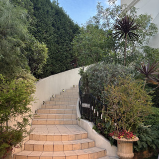 階段から降りてくる新郎新婦が素敵でした。