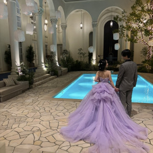 ガーデンでのカラードレスバックショット|778459さんのベイサイドパーク迎賓館(千葉みなと)/テイクアンドギヴ・ニーズウェディングの写真(2575801)